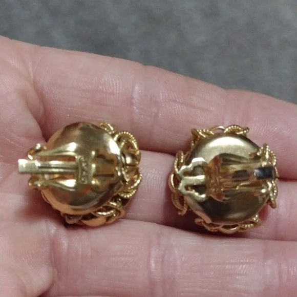 VINTAGE JAPAN MARKED FILIGREE GOLD-TONE BLACK BEADED BUTTON CLIP-ON 1" EARRINGS - Picture 3 of 10